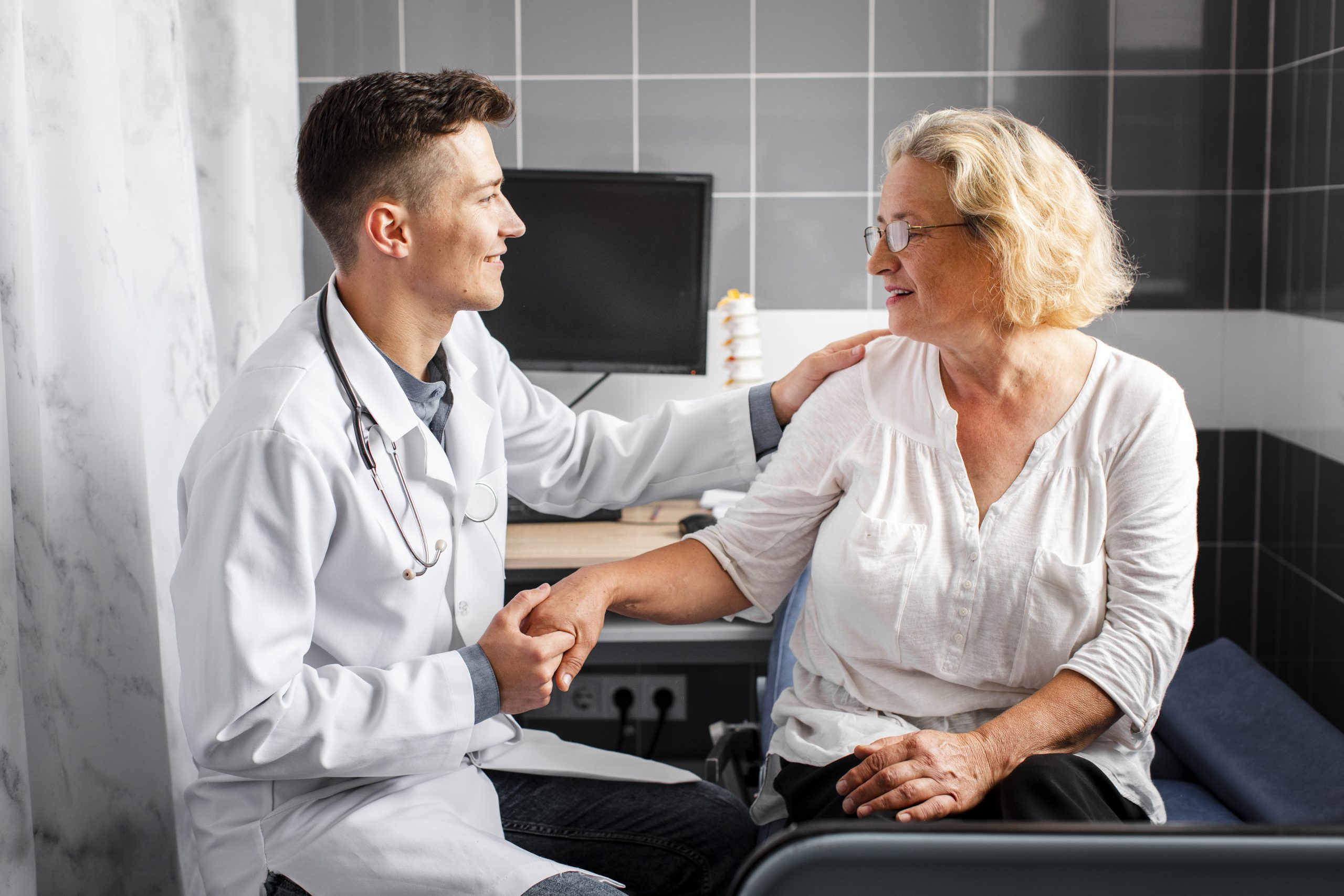 doctor tinand pacientul de mana